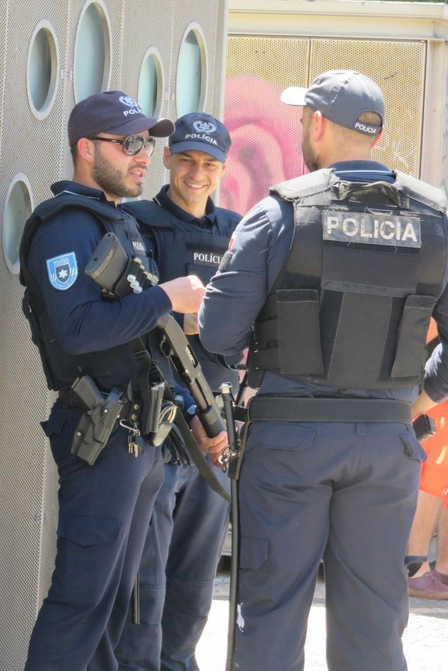リスボンに帰ってきました。<br />警察官が、警備しています。
