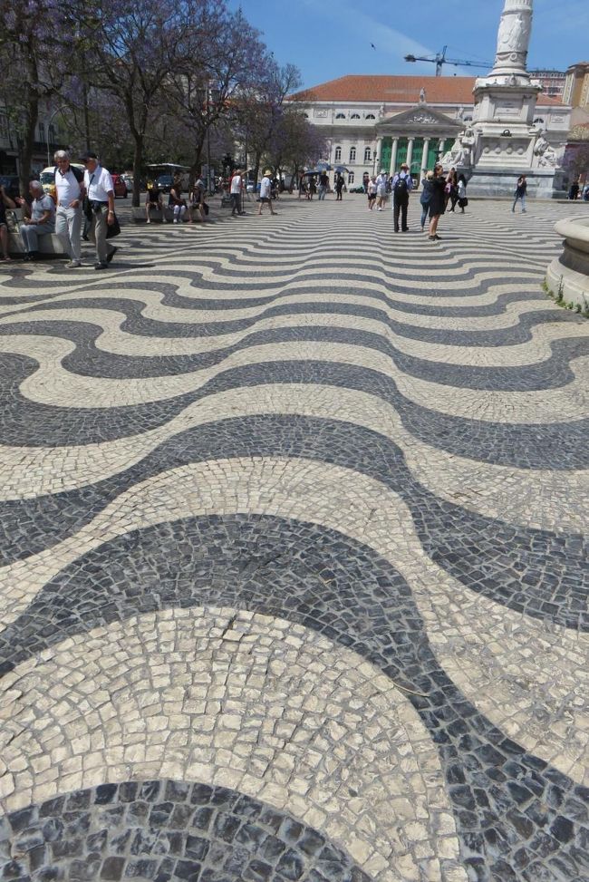 ポルトガルの、舗道です。<br />ポルトガルは、どこに行っても、この波型の舗道に出会います。