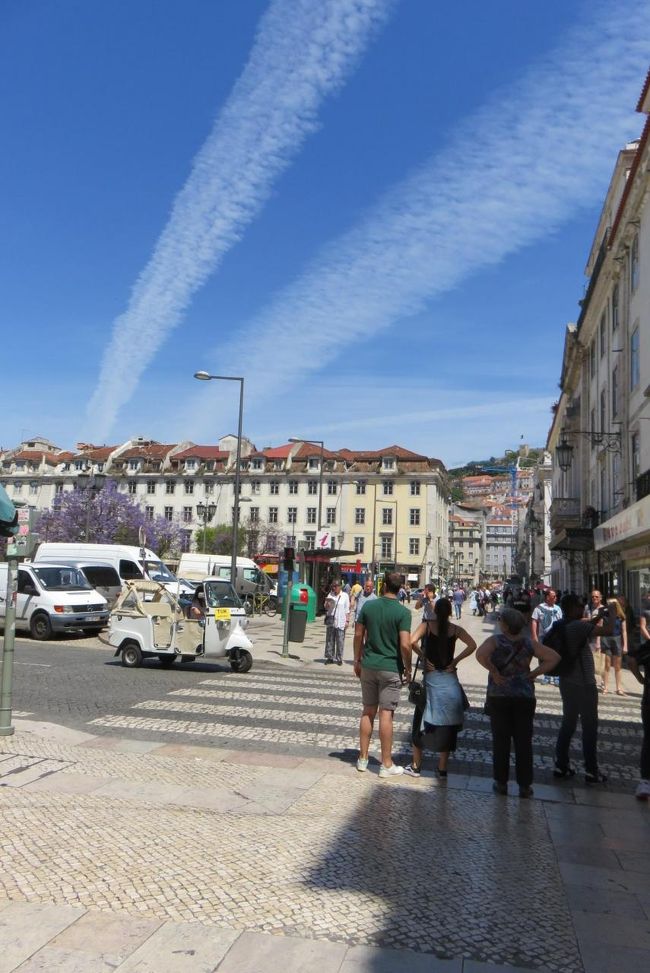 空には、太い、飛行機雲です。