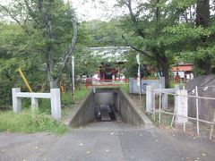 知らない内に県境を越え群馬県に突入、そして１０時５７分に高崎市山名町の山名八幡宮に到着しました。
参道を上信電鉄線が横切っています。ナニコレ珍百景に出したら採用されそう（笑）