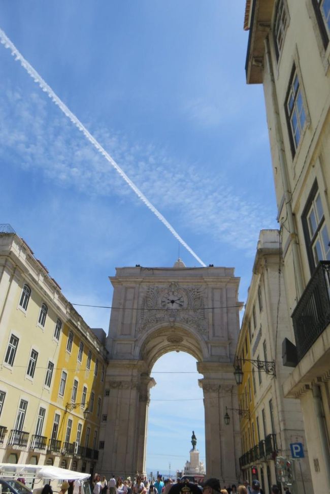 コメルシオ広場へ向かいます。<br />くっきり、飛行機雲です。