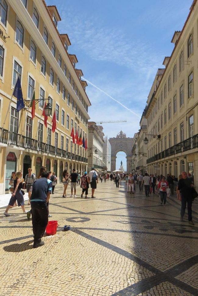 コメルシオ広場へ向かいます。<br />くっきり、飛行機雲です。