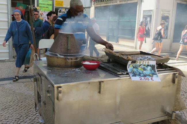 焼き栗を売っています。