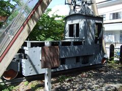 軽井沢駅北口を降りるとすぐに見える洋館の建物です。写真は昔軽井沢から草津温泉まで行っていた｢草軽電鉄デキ１３｣。