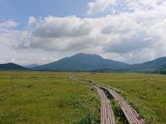  至仏山に向かって広大な湿原の中を歩く。