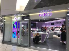 さて8月14日　早くも10日目です。

今日も語学学校の後、テルミニ駅からお散歩です！

まずはテルミニ駅地下にある化粧品屋さんKIKOから。
こちらKIKOはイタリア全土にあるプチプラ化粧品屋さん。
私も毎回イタリアに来た時は寄るようにしています♪

今回はお友達に頼まれたものがあったのでそちらの物色も兼ねてやってきました。
無事に購入できました(∩´∀｀)∩
セールにもなっていたので自分用にも購入～
