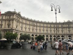 そしてもう一つお友達から頼まれていたものを購入しに共和国広場（Piazza della Repubblica）へ徒歩で向かおうとしたのですが。

珍しく大雨が・・・雷も鳴ってきて、1駅ですが地下鉄A線に乗って向かいました。
（本来、テルミニ駅から共和国広場へは歩いても5分もあれば着く距離です。）

写真は雨が止んだ後。結構長い時間降っていて珍しいなぁと思いました。
でもおかげで雨が止んだ後は涼しくなってお散歩しやすい気温でした！