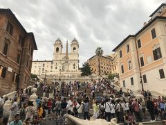 Eatalyでゆっくりランチをしている間に雨がやんでくれたので出発です！
カルボナーラを消化したかったし・・・(笑)

先ほどの共和国広場からまたまた地下鉄A線に乗り、今度はスパーニャ駅（Spagna）で下車。

ローマの休日で有名なスペイン広場へ！
実は行きの飛行機内で映画「ローマの休日」がやっていたので予習がてら見てきたばかりだったのでテンションが上がりました♪
とはいえ、すごい人・・・私のジョー・ブラッドレーは見つかりませんでした(笑)