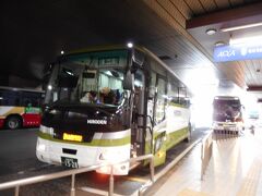 13日午後、無事大朝インターで満席に近い「いさりび号」に乗車でき、空いていた一番後ろの席に座り、高速道路を走り広島まできた。大朝インター駅では、10人位乗車した。石見交通、広島電鉄、JR中国が3社で運行している「いさりび号」は、島根県浜田駅と広島県広島駅新幹線口を高速道路運行で結ぶバスである。

今日、僕が下りるホテル近くのそごう3階にある、広島バスセンターに着いた「いさりび号」。

次の終点広島駅新幹線口まで15分くらいかかる。