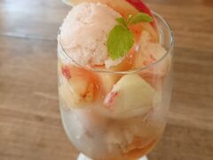 ◇　2018.8.14（火）
埼玉/東大宮
PAS DE DEUX
＊完熟桃のパフェ 1,300yen
HP：http://www.padodo.co.jp/official/
食べログ：https://tabelog.com/saitama/A1101/A110103/11013912/
訪問時間：11：30
待ち時間：なし(事前に予約)