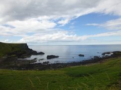 Giant’s Causeway

一度目にしたら忘れられない奇景、しかも創ったのは巨人フィン・マックール！
車中でドライバーさんが「フィン・マックールの物語」をムード満点で披露してくれて、準備万端！

いよいよ、ジャイアンツ・コーズウェイ到着