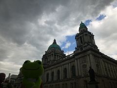 Belfast City Hall ベルファスト・シティホール

北アイルランドの首都ベルファスト到着
ここで1時間ほどフリー
エメラルド・グリーンのドーム屋根がかっこいい。敷地内のベンチ、芝生にはのんびり過ごす市民でにぎわっている