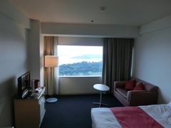 宿泊した「倉敷せとうち児島ホテル」の客室です。大きな窓から瀬戸大橋と瀬戸内海の島々が一望できます。