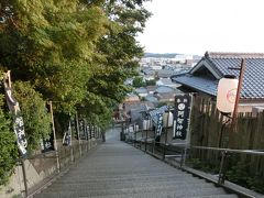 街を見下ろす高台の上に「阿智神社」があります。昼間なら絶対に上らないところでしたが、暑さも少しはましになってきたので、階段を上ってみることにしました。