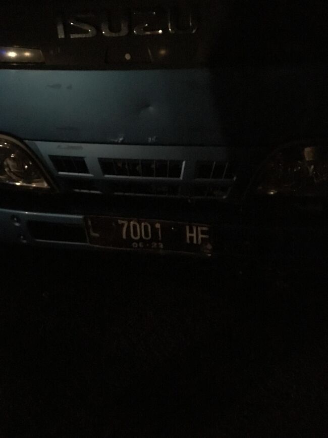 おはようございます。８月５日日曜日。午前１時です。<br /><br />イジェン火山のツアーに同行するドライバーさんはまだまじめな人だったようで、ちゃんとAM１２時３０分に私の部屋をノックして３０分後発だよ、とモーニングコールしてくれた。<br /><br />準備を整えて、荷物をまとめてロビーへ。<br />そこで朝食をもらう。<br />その後、駐車場に行く。<br />駐車場には、4台の車が止まっていて、行き先別になっていた。<br />私はバリ島に渡らないといけなかったので、一番大きなミニバスに乗ることになった。一人なので助手席に座ることになる。<br />後ろの座席を見ると、3日に出会ったフランス人カップルが座っていた。<br />再会を静かに喜ぶ。この2人もいろいろ騙されてきたのかな、聞きたかったけど朝からそんな話題を出すのもな、と思い止めた。<br />1時15分、宿を出発した。<br />