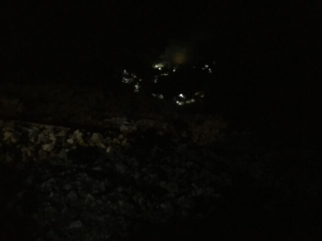 でも近づけない。結局、このガスマスクおもちゃや。<br />万が一ブルーファイヤーに近づいて硫化水素でも大量に吸ってしまったらえらいことになる。まずガイドも姿をくらましていない。<br /><br />私は結局ここへ何をしに来たのだ。このブルーファイヤーが見たかったのに。<br />上の展望台からブルーファイヤーを見つめる。ちょこっとだけみえる。<br /><br />