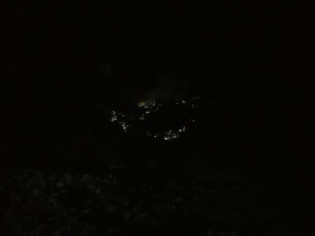 展望台には下まで行かず、上からブルーファイヤーを眺めている人がいる。<br />同じ仲間ではないが、この方もガスマスクを持っていなかった。<br /><br />現場でガスマスクを渡さないトラブルって結構あるのかしら？と思った瞬間だった。<br />やはりちゃんとした旅行会社で申し込まないといけない。<br />今回はいろいろついていなかった。