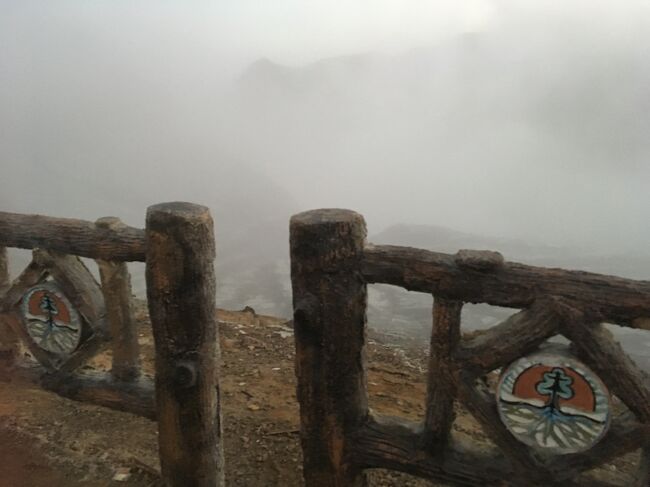 夜が明けてきた。<br />ブルーファイヤーはもう見えない。すごく硫黄臭い。<br />なんか草津の温泉地にいるみたい。