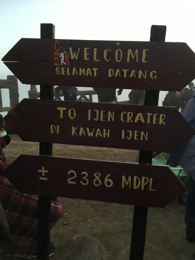 とりあえず山頂の看板で写真撮影。<br />２３８６ｍは登ったのね。