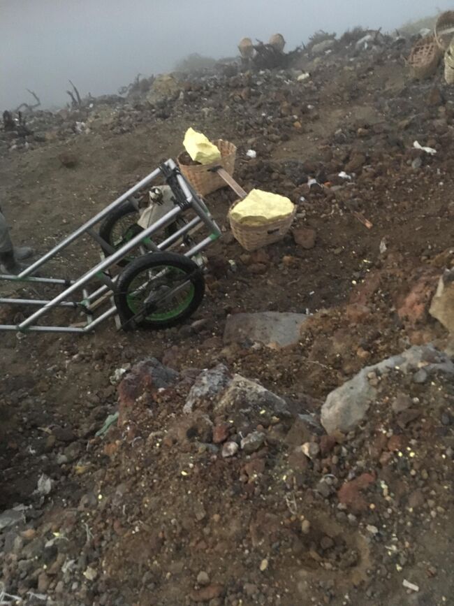 硫黄発見。<br />硫黄採掘をしている人は、こんな塊を担いでいつもこの山を往復しているのか。<br />いい金になるのだろうか。<br />