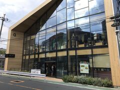 東京・自由が丘『KOE HOUSE』

2016年11月16日にオープンした『コエハウス』自由が丘店の写真。

渋谷にオープンした『hotel koe tokyo（ホテル コエ トーキョー）』は
載せました。

<2018年2月に『hotel koe tokyo（ホテル コエ トーキョー）』が
オープン！ 渋谷に防弾少年団ファンが大勢★ 
2017年12月『品川プリンスホテル』の最上階39階に
【Dining & Bar TABLE 9 TOKYO（テーブルナイントーキョー）】が
オープン！！ 地上約140m、約2,000㎡の巨大空間に9つの個性的な
ダイニング＆バーが誕生しランチブッフェやスイーツブッフェ、
バーなどが楽しめます♪>

https://4travel.jp/travelogue/11343089