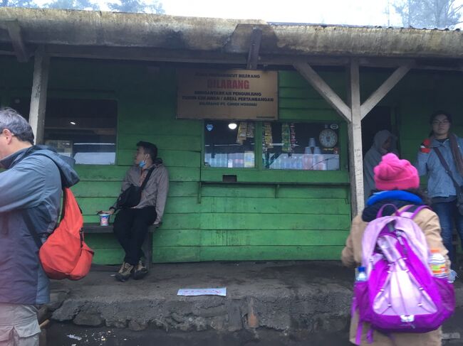 ガスマスク騒動の休憩所に戻ってきた。<br />ここでガスマスクレンタル屋の兄ちゃんとばったり会う。<br />ガスマスクを返せ！と言ってきた。<br />こんなおもちゃみたいなガスマスク。<br />ガイドはどこ？と聞いても言葉が分からないふりをする。<br />人をイラつかせる天才だ。ガスマスクを投げつけて返した。<br />