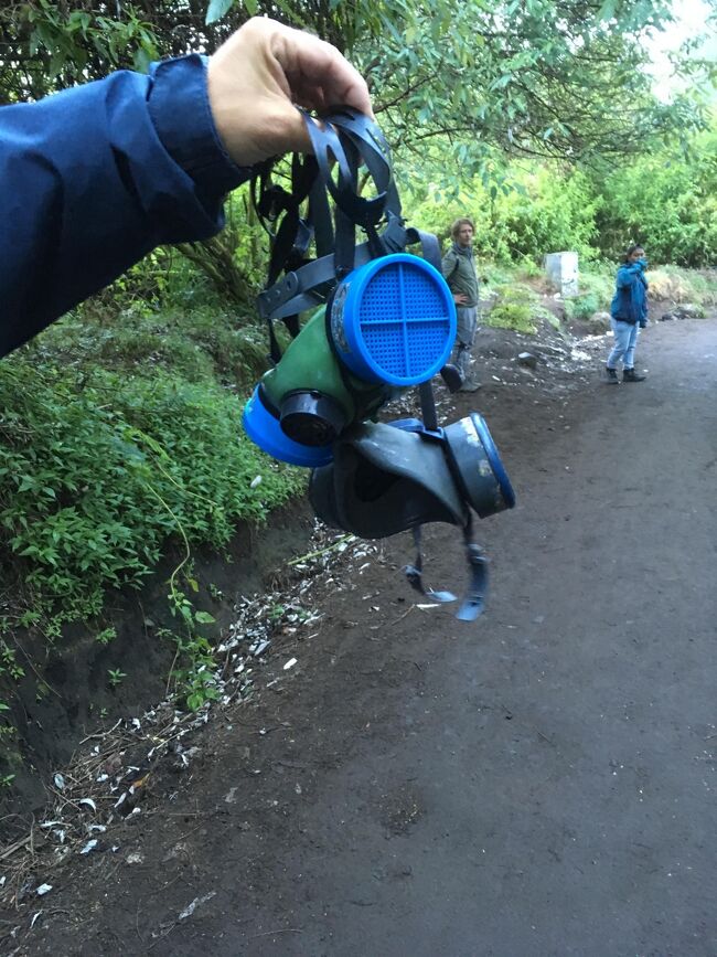 これ、まともな旅行会社で予約した人が手に入れたガスマスク。<br />記念に撮影させてもらった。<br />これ持っていたら、ブルーファイヤー見れたんやろうなぁ。<br /><br />きれいでしたか？ときいたら、<br />風のせいであんまり見えんかったんよ、と回答。<br /><br />ちょっと心が救われた瞬間だった。