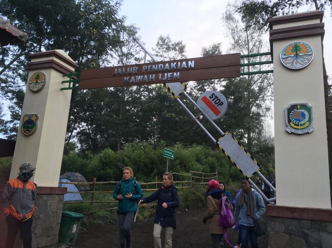 トイレから戻ってきたら、ドライバーが囲まれていろんな人に文句を言われていた。<br /><br />でもドライバーは俺は知らない。ガスマスクはガイドが悪い、の一点張り。<br />BOSSに電話して、返金させろ！と迫られているドライバー。<br />全員が車に戻るまでドライバーはずっと会社に電話をしていた。