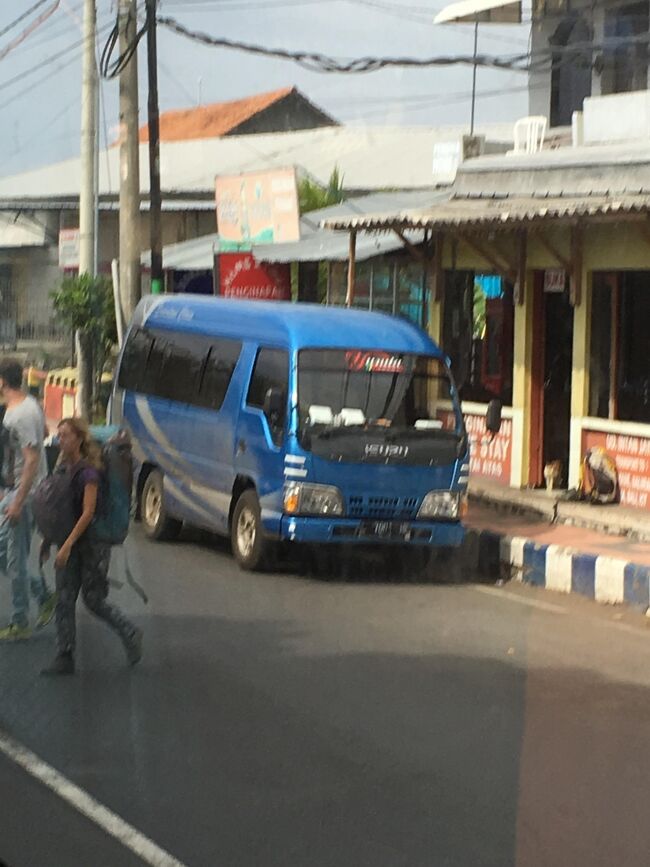 ７時３０分、ガスマスクを借りたフランス人カップルが戻ってきたので出発し、バニュワンギに向かった。ここからバリ島行きのフェリーが出る。<br />１時間ほど走って到着。<br />私たちの乗ってきたミニバスをバリ島行きのバスを担当する旅行会社の人間が取り囲む。<br /><br /><br />スーツケースを降ろしてもらい、バリ島行きのバスの担当者のお兄さんにレシートを見せて、追加で支払ったバスのチケット代の領収書を見せて大型バスに乗り込んだ。<br /><br />これでバリに渡れる。やっとツアーとお別れできる。<br /><br />しかし、なかなかこのバリ行きのバスが発車しない。<br /><br />原因はあのフランス人カップル。<br />あの人たちガスマスクレンタルしたじゃない。<br />このレンタル代を返せ、とドライバーに文句を言っていたんだな。<br />あの人たち、確かにガスマスクをレンタルする際、あとでドライバーから返金してもらうよ！と言って金を出したからね。<br /><br />でもこの光景を見て私は絶対借りないでおこうと思ったんだ。<br />だってレンタル屋、レシート出さんかったもん。<br />それにドライバー返金するなんて、一言も言ってないし。<br />ドライバーとは連絡付かない状態だったし。<br /><br />結局彼らは、全額返金はしてもらえなかった。<br /><br />しかしあの方が最後まで抗議をしてくれたから、出発間際、ドライバーがバスに乗り込んできて、ガスマスク代だと言って５００００ルピアを返金してきた。<br />全く返金がないとあきらめていたから、少しほっとした。少ないけど。<br /><br />フランス人カップルのおかげだ。ありがとう。