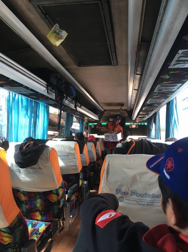 バスには出発ぎりぎりまで物売りが乗り込んできて、さらっと商売していた。<br />しつこくない。<br />買わない人たちだと分かっているからか。<br /><br />９時過ぎ、出発。さようならジャワ島。