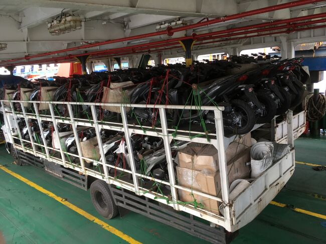 すぐにフェリーに乗れた。<br />バスの目の前にはバリ島に輸出される大量のバイクがあった。<br />ジャワ島には日本の工場がいっぱいあり、脳みそは日本で作っているのだが、ボディはインドネシアでほとんど作られているのだと言う。<br /><br />スズキ、ホンダ、ヤマハのバイクがいっぱい走っていた。<br />