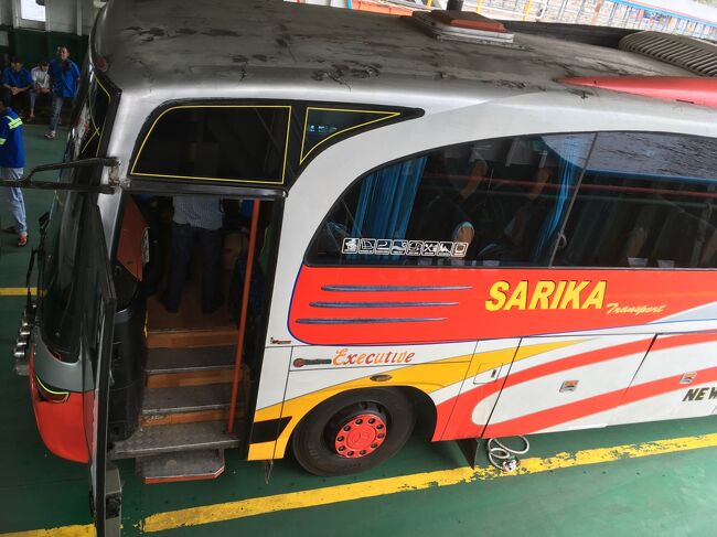 フェリーが動き出して、乗客はみんな降りて行きます。<br />私もおります。<br />９時３０分出航。<br />