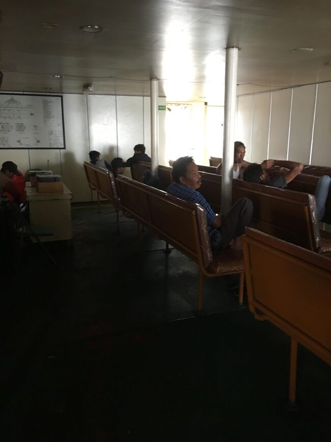 フェリーはなかなか年季が入っている。<br />こちらの人、喫煙率が半端なくて、マナーも悪い。<br />みんな海にタバコを捨てる。