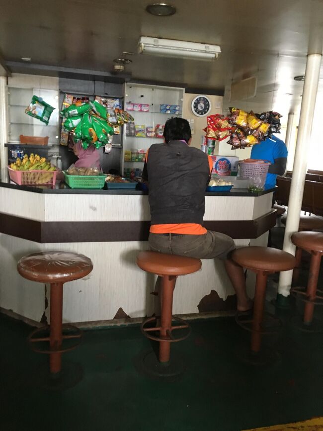 カウンターでカップ麺を啜っている人もいたな。<br /><br />１１時３０分バリ島到着。<br />実際は１時間程度しかフェリーには乗っていないが、ジャワ島とバリ島の間には１時間の時差があるので、１１時３０分到着となったのだ。<br /><br />すると、バスの中に軍人みたいな人が乗ってきたんだ。要は人をチェックしているの。イスラム系統の人は一旦降りてボディチェックを受けていたし。<br />私、マスクして半分寝ていたんだ。<br />そしたらマスクを軍人に下に下されてびびった。一瞬で目が覚めた。<br /><br />ここから４時間休憩なしでテンバサール郊外にあるウブンバスターミナルまでぶっ飛ばす。<br />もちろん昼休憩なんかない。前日にたくさんの食糧を買い込んでおいてよかった。<br />車内で残っていたお菓子とパンを食べ腹を満たす。<br /><br />１５時３０分、バスターミナル到着。ようやくこのあぼツアーから解放された。<br />