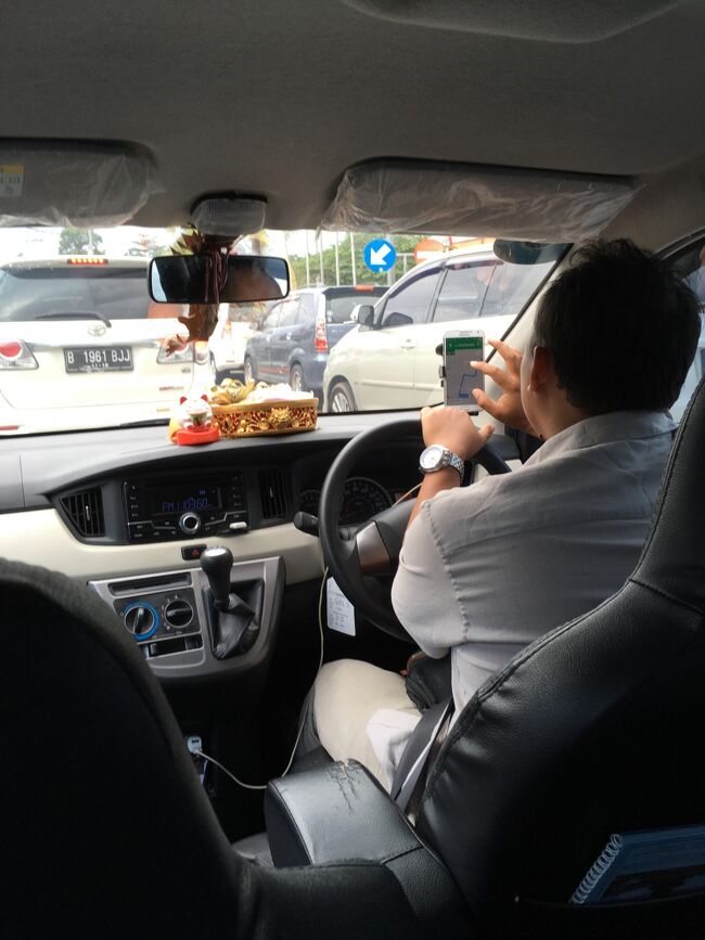 バスから降りる際、すごくタクシーの勧誘が酷い。<br />これらのタクシーは評判が悪いからすぐさまＧｒａｂタクシーを呼ぶ。<br />スーツケースの荷物をひったくるように受け取り、タクシーが待つ駐車場まで走る。<br />ウブンバスターミナルからウブドの宿まで１２００円。<br />この運転手さん、私と英語のレベルが近くて、この１時間の乗車時、とても良い英語の勉強になった。<br />