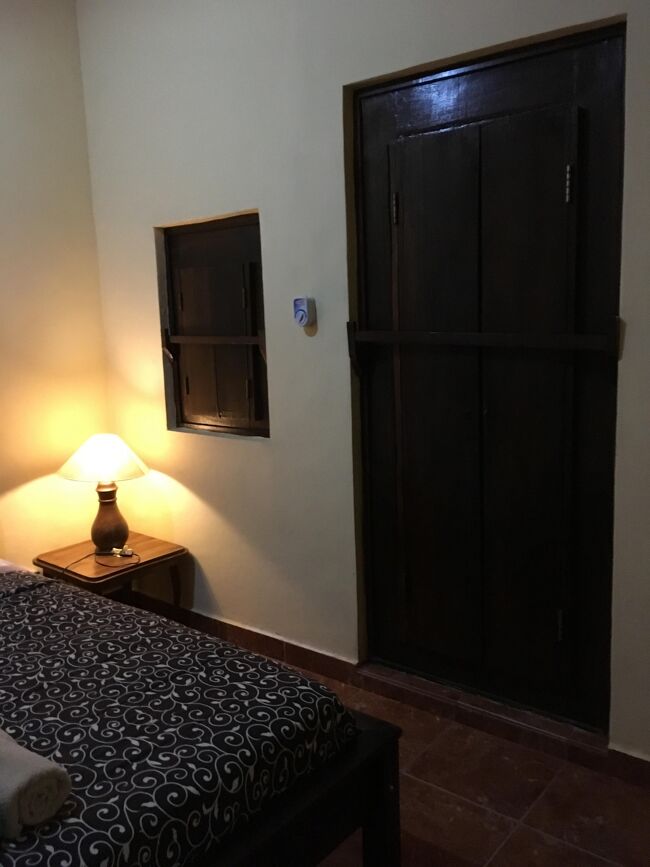 バンガローの宿泊は初体験。<br />鍵はバリ式。棒を横にして閉める感じ。面白い、初体験。