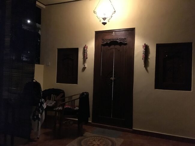 朝食は毎朝、この玄関先のテーブルに運ばれると言う。<br />ジュースOrフルーツ、コーヒーOR　TEA　、サンドイッチ、パンケーキ、フレンチトースト、HOTトースト、からメインは選べる。<br /><br />３泊４日で５５００００ルピア。ありがたい値段だ。<br /><br />すぐさまシャワーを浴び、たまっていた洗濯物を行う。<br />シャワールームは許せるレベル。ちゃんとお湯も出たし。だけど１５分でお湯は出なくなったな。<br /><br />一番困ったのはウブドの気候。<br />と言うのもほんと涼しくて、洗濯物がずっと乾かなかったんだ。<br />それ以外はなんも文句もない滞在だった。<br />その前の３日間が酷すぎたから、文句がないだけかもしれないが。