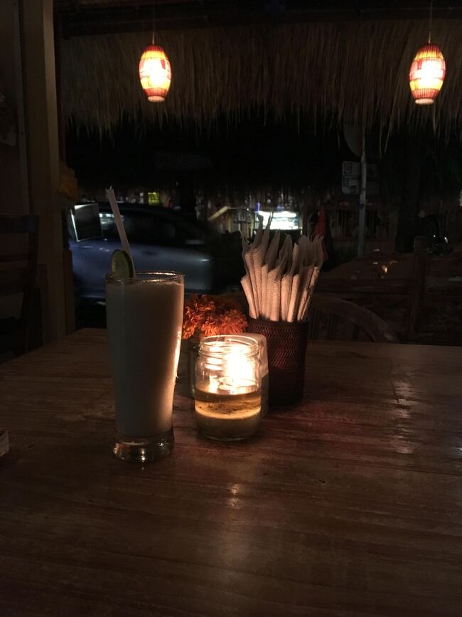 よく頑張ったよね！とお疲れさん会を行う。<br />疲れていたから宿横にあるレストランに入った。<br />まずはバナナジュース。<br />うまい。体に染み渡る。