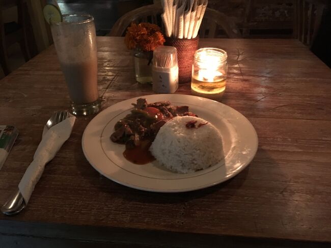 肉が食べたいと思い注文したら、肉入り野菜炒めみたいなものが出てきた。<br />これはこれでうまかったんだけどね。<br />料金は７４０００ルピア。<br />帰りにコンビニに寄り、水だけ購入してすぐ宿へ。水は４０００ルピア。安いな。