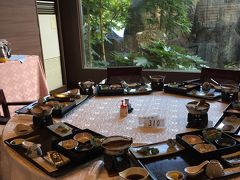 旅館に戻って朝食を頂きます

中庭の見える部屋で