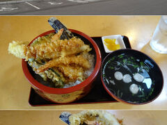 　帰り道の途中、道の駅田園の里うりゅうで遅めのランチを頂く。

　「天丼」（９８０円）。「雨竜産米の米粉を天麩羅の衣に使用しています」だそうで。

（　´－ω－）エビは着ぶくれしてて中身はスリムだったような気がするけど、まぁ、こんなもんか。