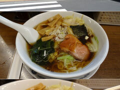 　豊洲の駅で降りたところで腹が減ったので、目に入った「豊洲らーめん」の看板の店に入ってみる。豊洲ラーメンって、何だ？

　「豊洲ラーメン」（７３０円）。白菜とわかめが入ってる醤油ラーメン？豊洲らしさはどこにあるんだろう。

（；´－д－）暑い日に熱いものを食うもんじゃないな。
