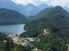 お城の3階か4階の窓からの景色。Alpsee(アルプ湖）が遠くに見えます。