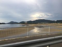 旅館を通り過ぎて
今話題の人気スポットへ向かうことに

10分ほど車を走らせると
海岸が見えてきました
