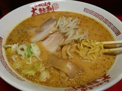 ネット検索で、その濃厚そうな見た目から、どうしても食べてみたかったラーメン、牛骨からダシをとっているからか、味はマイルドで、思ったより重たくありませんでした。
美味しいです。