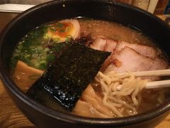 太鼓判と同じ味噌ラーメンで、味比べ。
叉焼も追加。
同じ牛骨の味噌ラーメンでも、太鼓判とは別物と言う感じ。こっちもこっちで、美味しかったです。

満腹になったので、ホテルに戻ります。