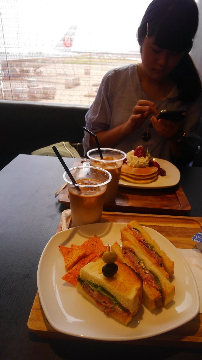 台風で飛行機が欠航になるかどうかヤキモキしながら羽田空港の　イセタン羽田ストアカフェで昼ご飯。画像にはありませんがソフトクリームが美味しい！<br />静かで落ち着いてて素敵な空間でした<br /><br />https://tabelog.com/tokyo/A1315/A131504/13140039/