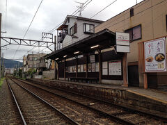 細い道を走りやってきたのは嵐電、旧嵯峨野駅(現有栖川駅)


嵐電という名称も私たちは昔から使っていましたが、当時は正式名称「京福電鉄」で、今では「嵐電」が正式名称になったようです。

高校への通学はこの駅から乗車していました。
