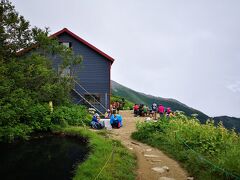 11:00、なんと、5時間もかかって種池山荘に到着。
左にあるのが種池。