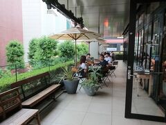東京・渋谷『ホテルユニゾ』2F

【Royal Garden Cafe（ロイヤルガーデンカフェ）】渋谷店のテラス席
の写真。

こちらで喫煙ができるようなので、店内の席にします。

https://royal-gardencafe.com/